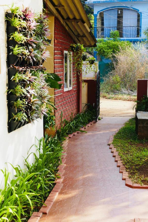 Shanu'S Seaside Inn - A Family-Run Guesthouse Just 100 Metres From Candolim Beach Exterior foto